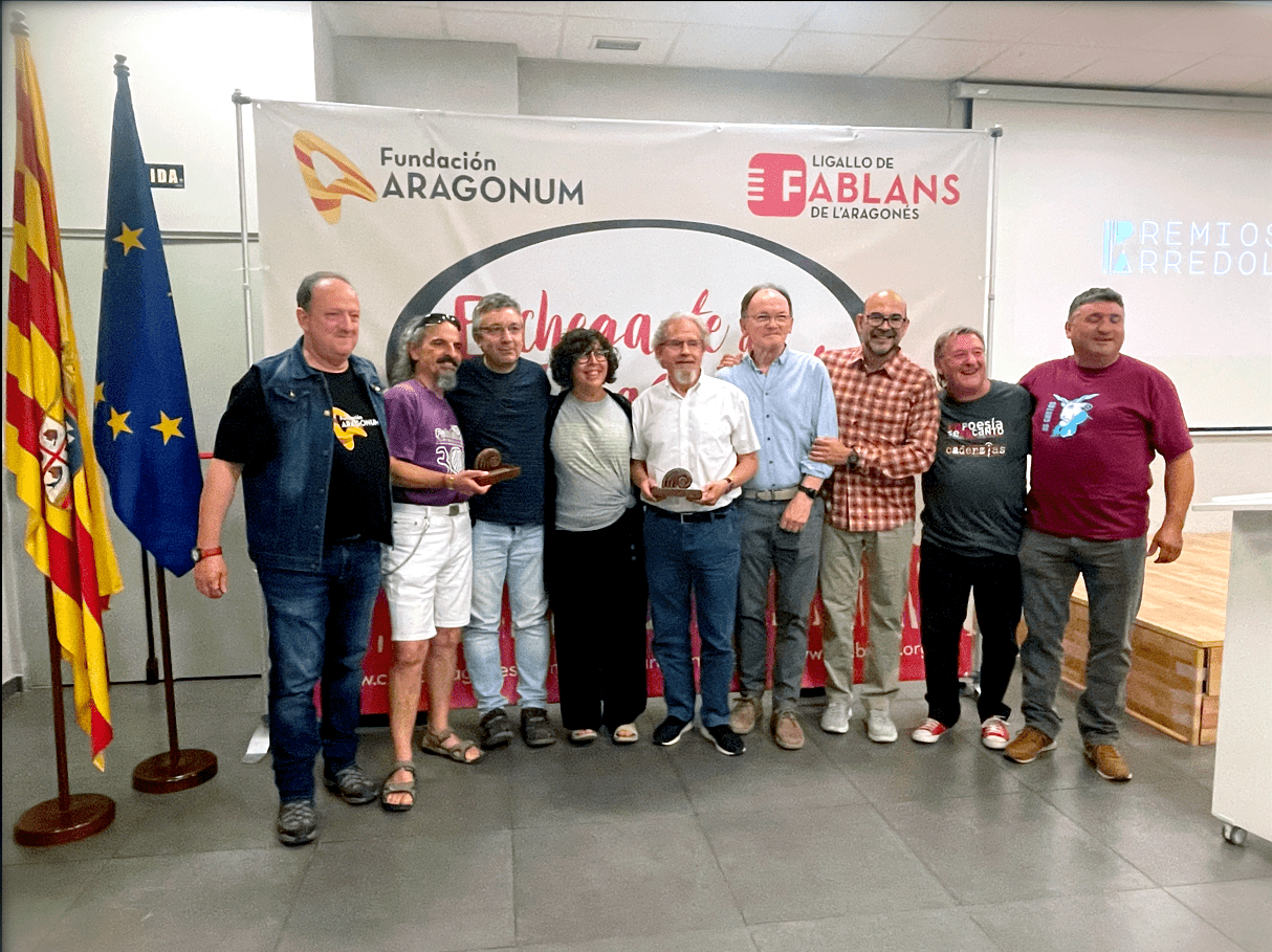 Fotografía grupal de los premiados, el equipo de Aragonum y Fablans, y la actuación especial de Os Chotos. De Izquierda a derecha: Bizén Salamero, Michel Gil Orleans, Mercedes Peña Azcón, Francho Nagore Laín, Paco Lanau Buetas, Fernando Lampre, Miguelé Abadías, Kike Ubieto.